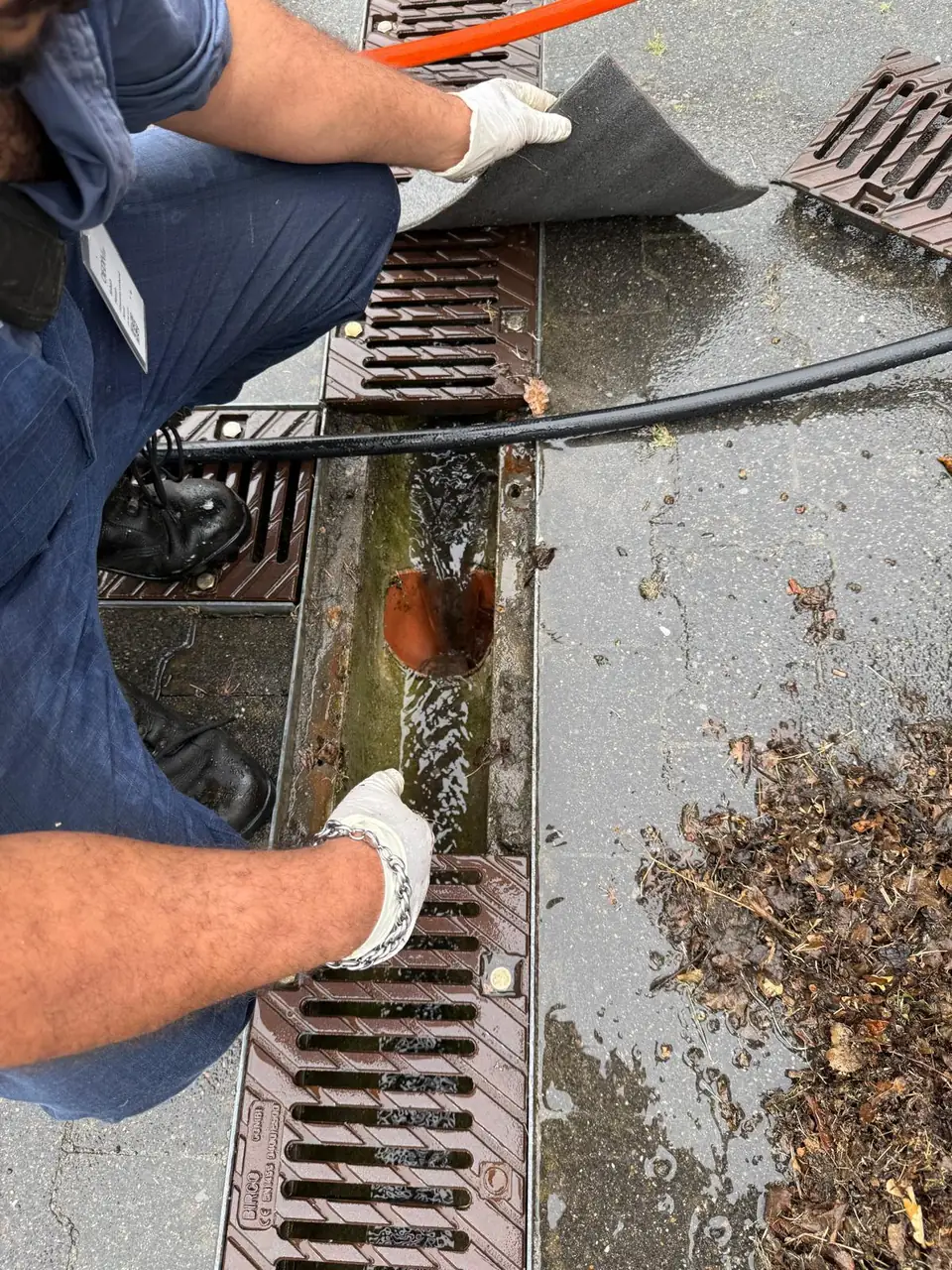 Reinigung einer Entwässerungsrinne und eines Hofablaufs in Hamburg